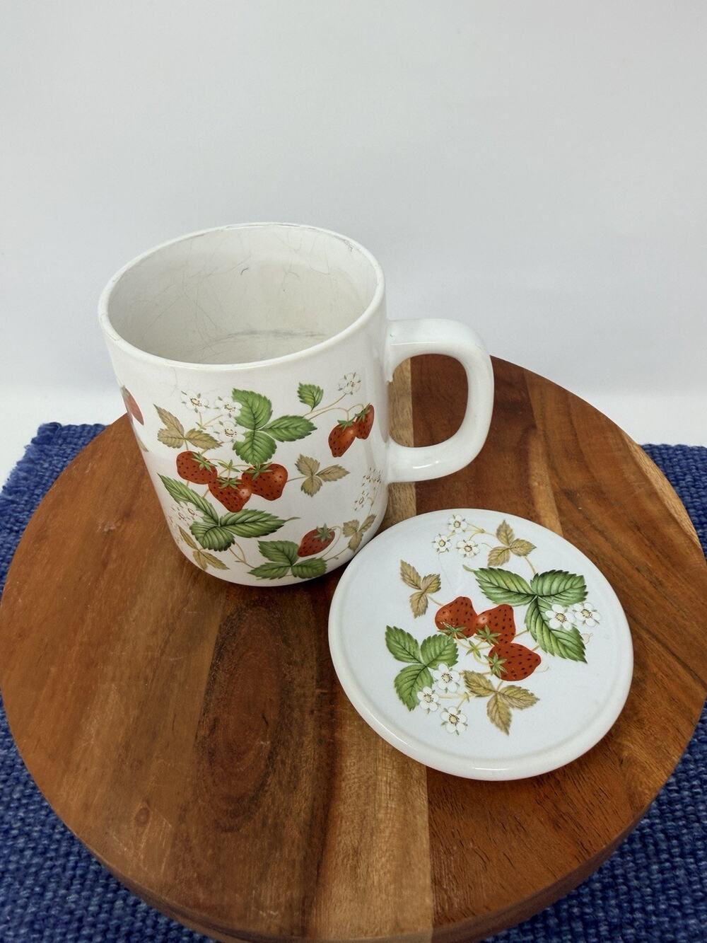 White Ceramic Strawberry Pattern Mug w/ Handle & Lid Glossy 2-Piece Set